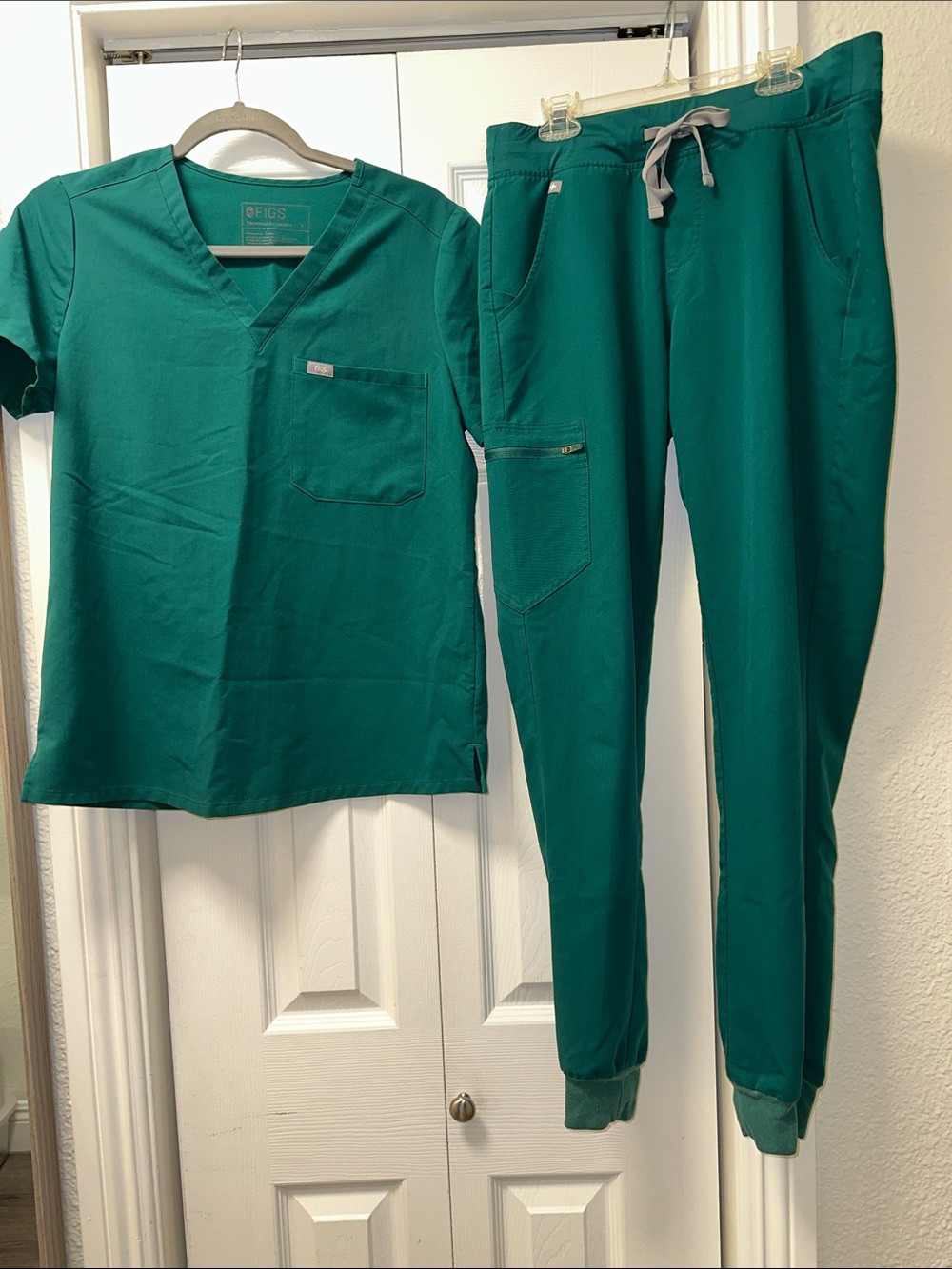 Figs Women's green Scrub Top and Jogger Pants